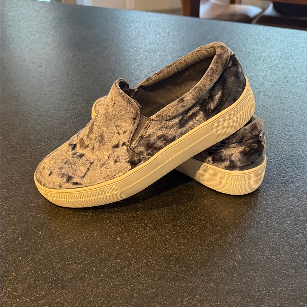 Steve Madden Shoes Women’s 8.5! Gema Crushed Velvet Slip On Sneakers Gray!
